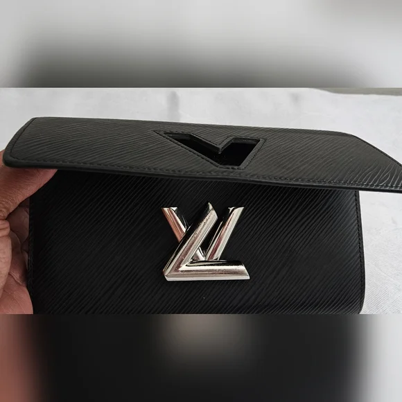 LOUIS VUITTON Epi Twist Wallet - Picture 8 of 11